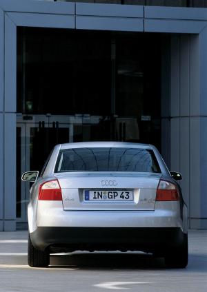 Audi A4 2.5 TDI Quattro Sedan 2000 года 